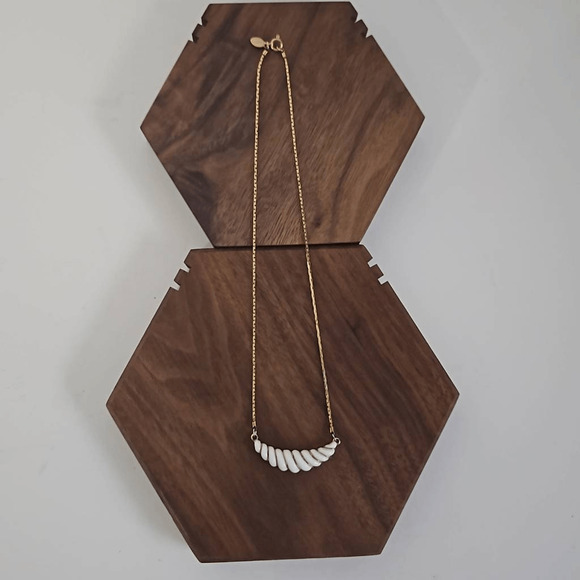 Avon Gatsby Collection Necklace Wired Crescent Shaped Lucite Shrimp-Like Pendant - Picture 1 of 6